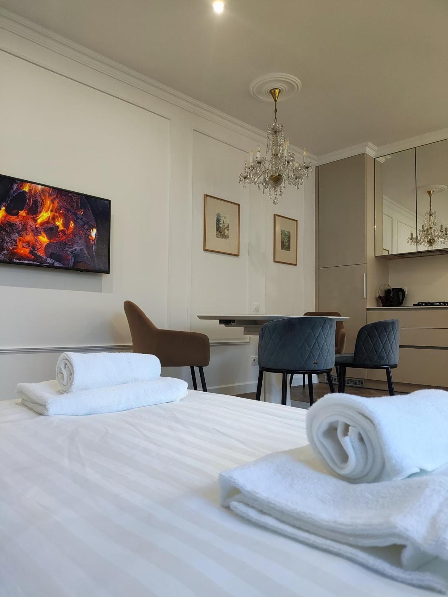 "M&D Apartmentslviv" Ultra Lux Rynok Square, 6Person Екстер'єр фото